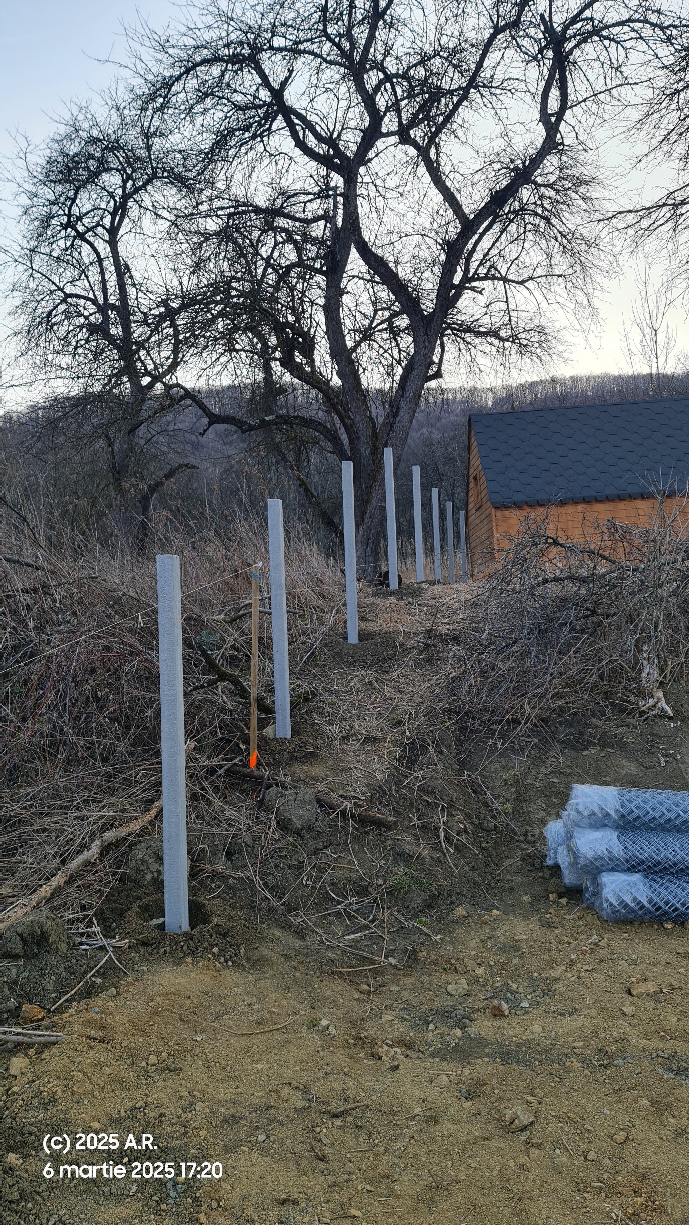 Clôture terminée avec poteaux en béton